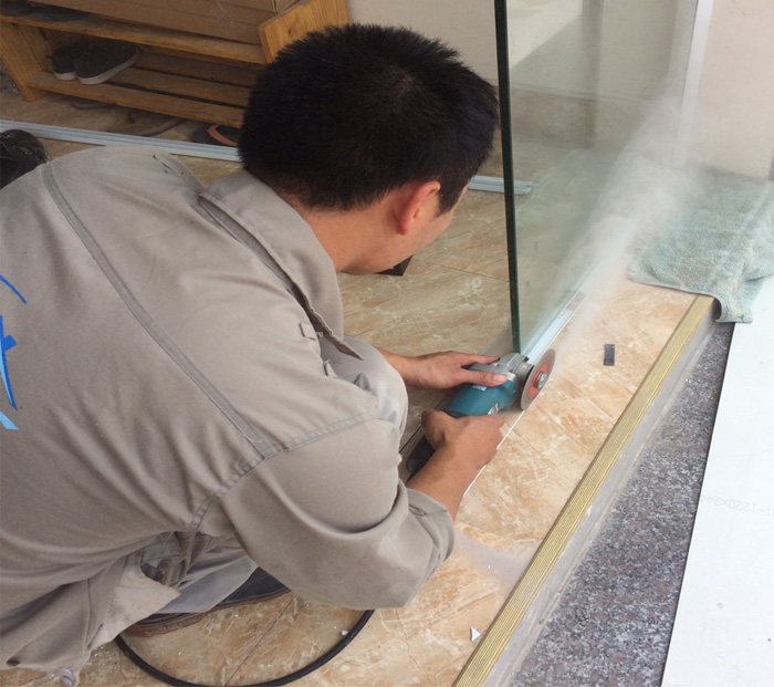 Cắt sàn nhà để lắp bản lề thủy lực cho cửa kính